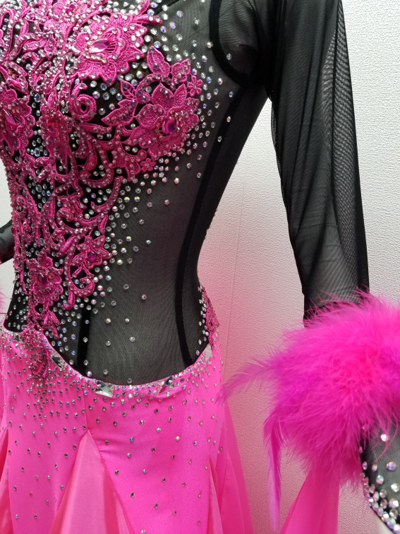 インパクトのあるスタンダードドレス　ピンクのスタンダードドレス　手首羽根付きスタンダードドレス　競技向きスタンダードドレス　ＮＥＯラインドレス　社交ダンスドレス