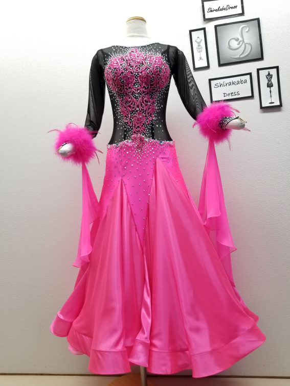 インパクトのあるスタンダードドレス　ピンクのスタンダードドレス　手首羽根付きスタンダードドレス　競技向きスタンダードドレス　ＮＥＯラインドレス　社交ダンスドレス