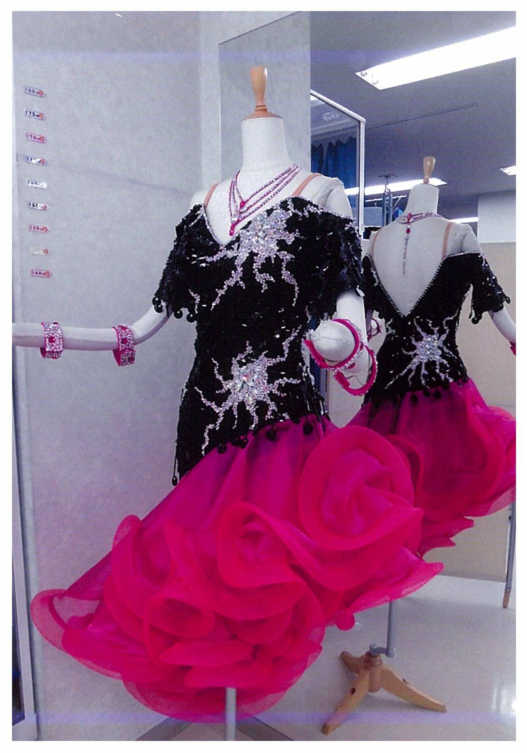 黒・ピンクのホース付ラテンドレス