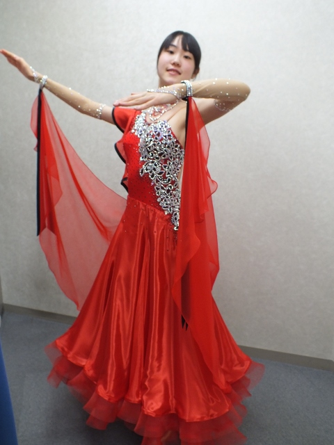 赤のセミオーダー競技ドレス　勝てるドレス