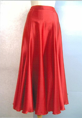 サテンスカート　サテンスカートコーデ　パソスカート　ロングサテンスカート　けまわしの大きなスカート　裾巾の大きなスカート　黒のサテンスカート　赤のサテンスカート